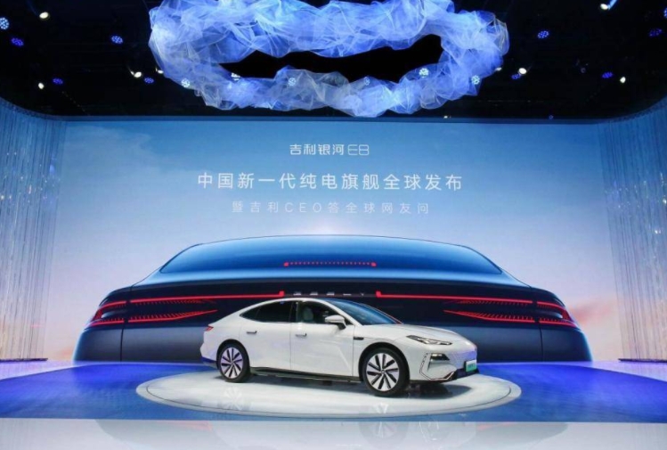 广州车展：极具人气“顶流新车”  “银河舰队”吉利银河E8邀您加入