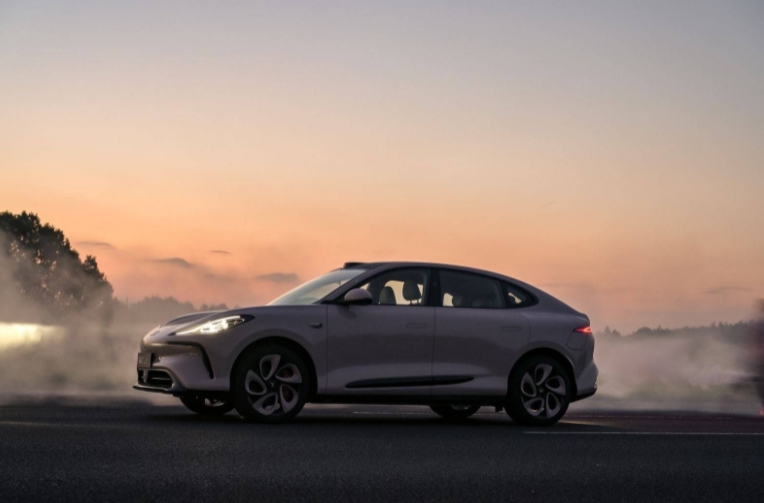 智己LS6销售8,158台 登顶“中大型纯电SUV”销冠 