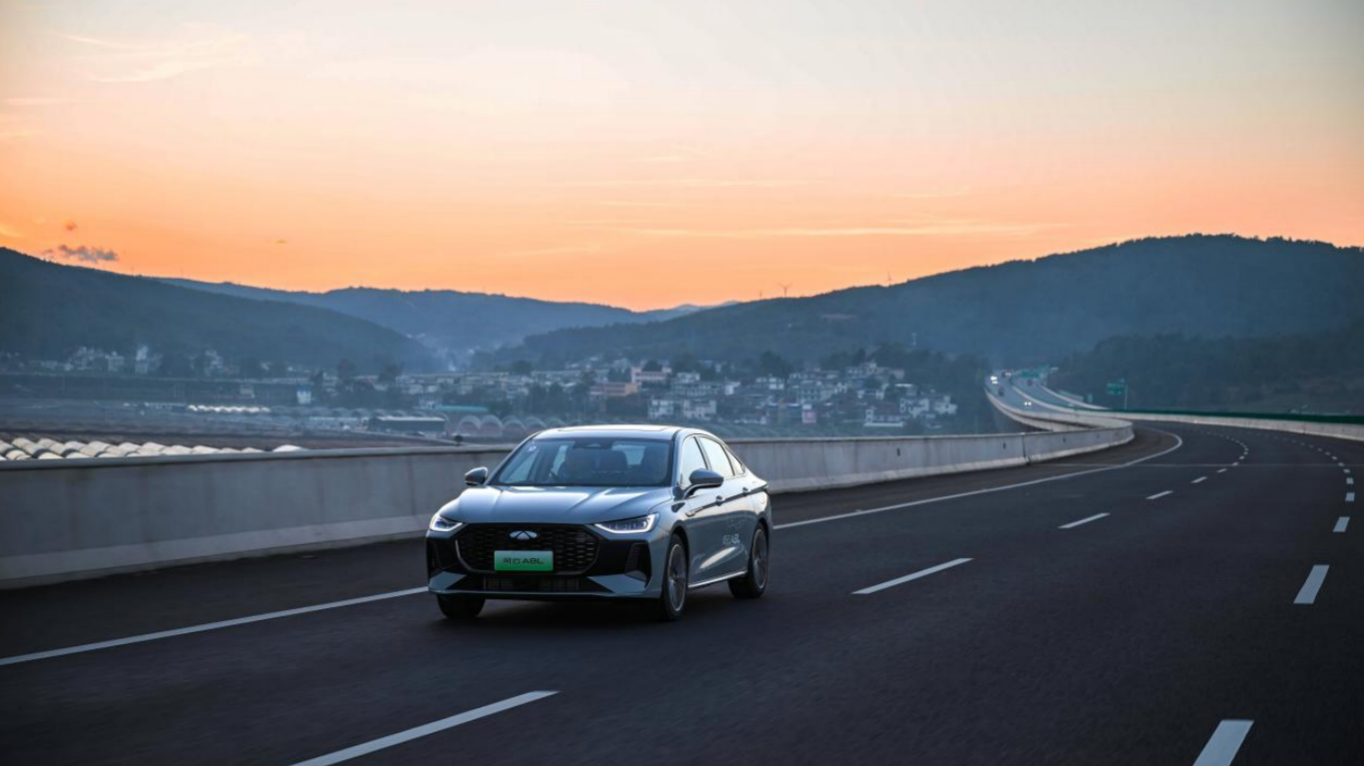 国产插混轿车同场竞技，奇瑞风云A8L VS 比亚迪秦L