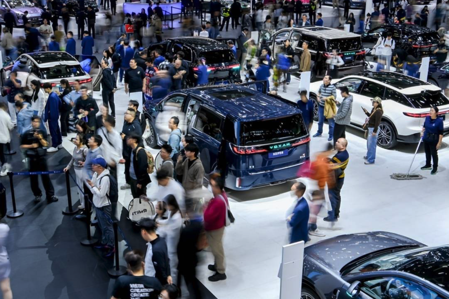 让奔驰比亚迪都坐不住的“国货之光”！岚图泰山不藏了